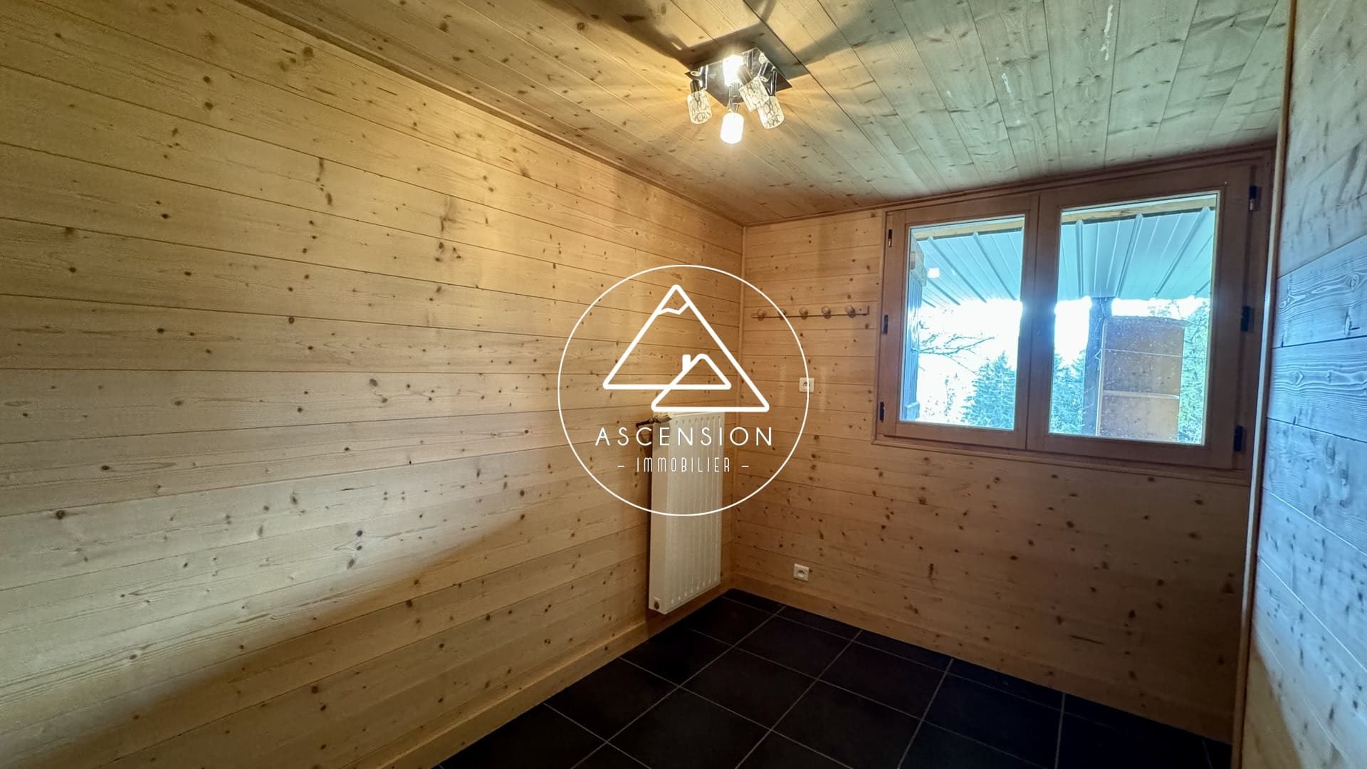 Chalet à rénover de 3 chambres avec vue panoramique sur les montagnes – Le Biot