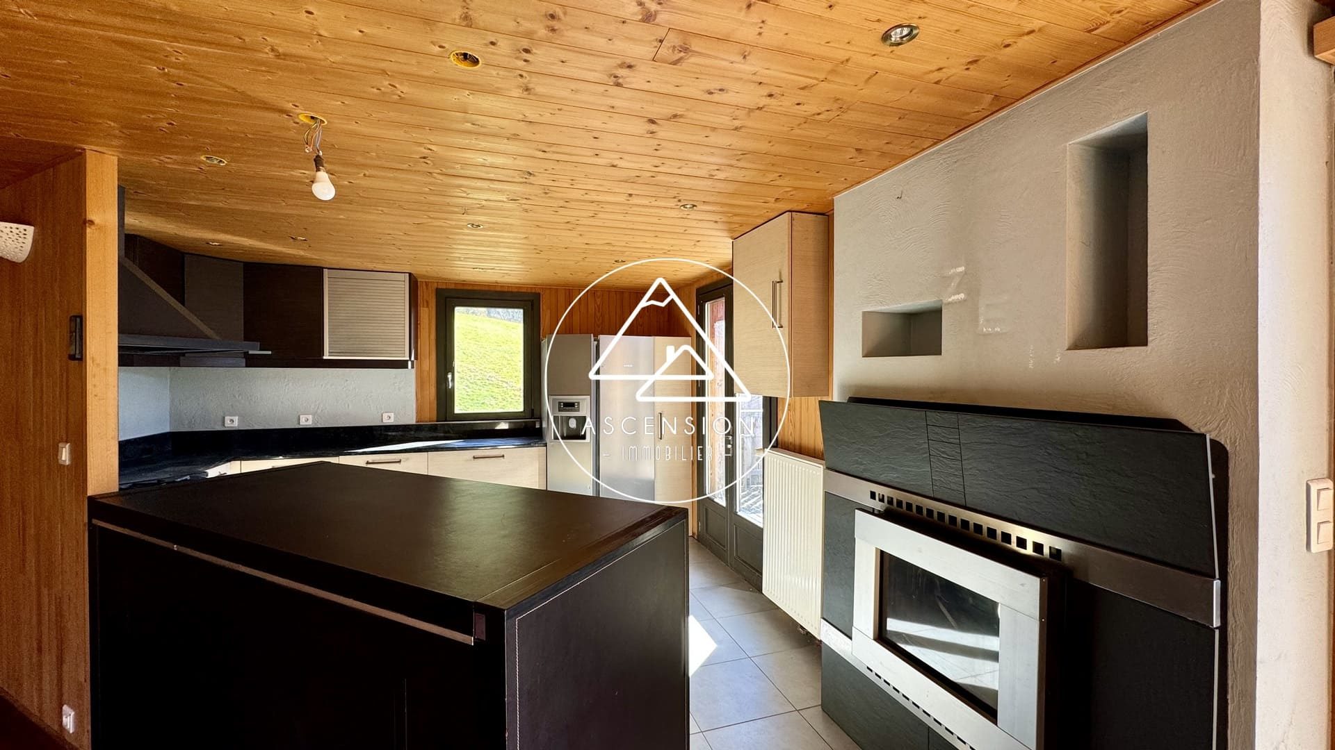 Chalet à rénover de 3 chambres avec vue panoramique sur les montagnes – Le Biot