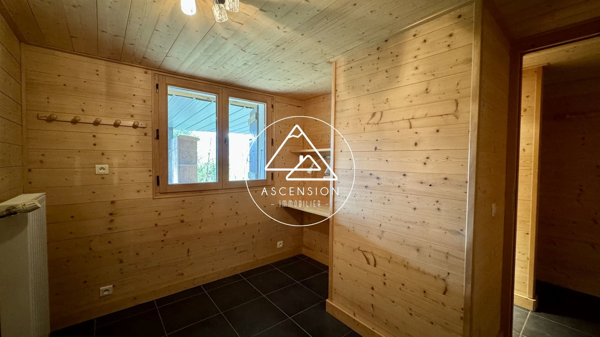 Chalet à rénover de 3 chambres avec vue panoramique sur les montagnes – Le Biot